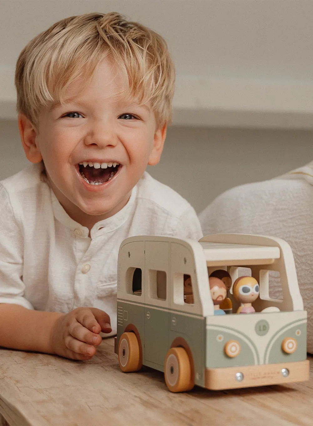 Little Dutch Vintage Vehicle with Peg Dolls